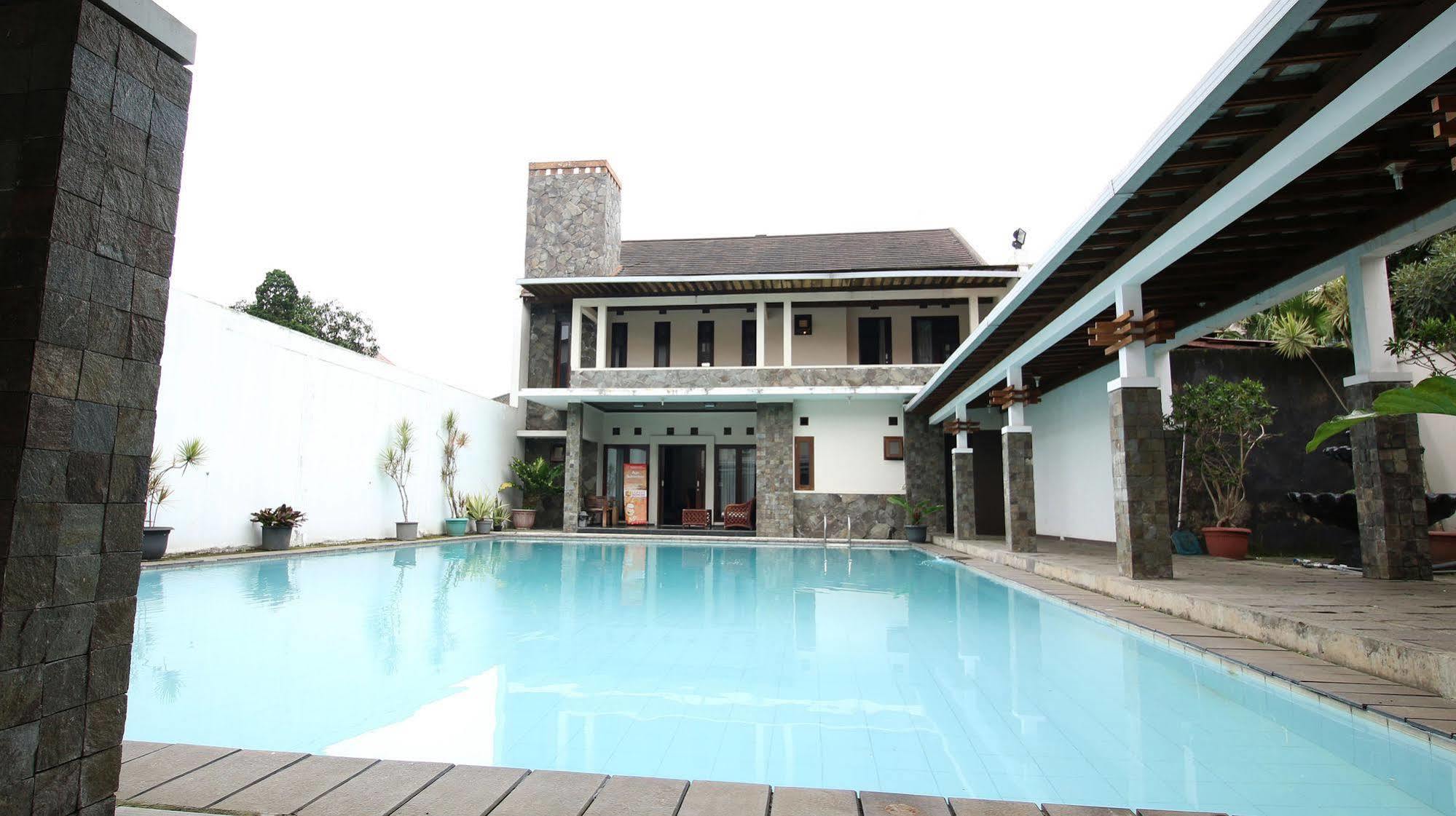 Zen Rooms Grand Hotel Lembang Exteriér fotografie